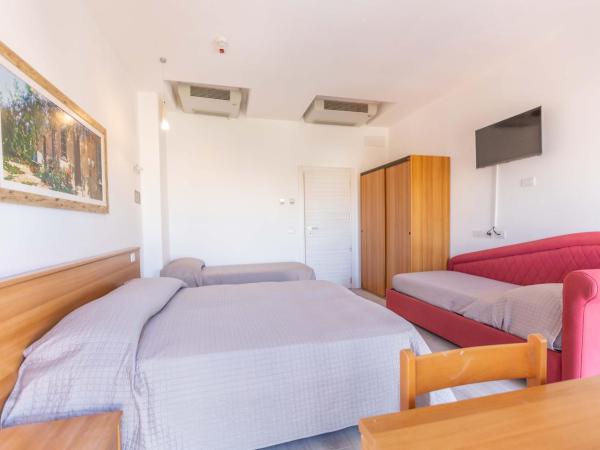 Hotel Ribot : photo 10 de la chambre chambre quadruple supérieure