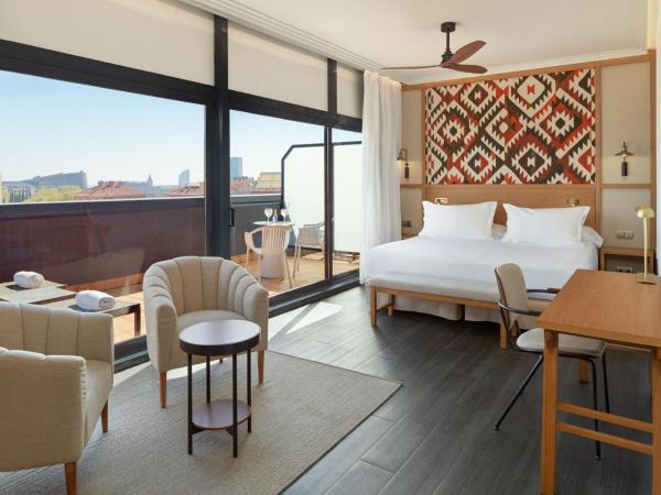 H10 Marina Barcelona : photo 1 de la chambre suite junior privilège avec terrasse et accès au spa