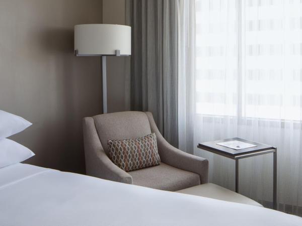 Houston Marriott Medical Center/Museum District : photo 4 de la chambre concierge level guest room, king bed