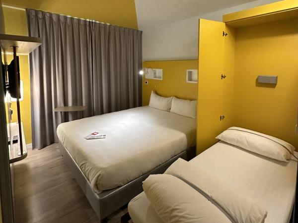 ibis budget Cahors : photo 2 de la chambre chambre triple avec lit double et lit pliant