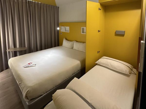 ibis budget Cahors : photo 4 de la chambre chambre triple avec lit double et lit pliant