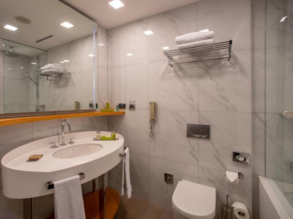DoubleTree By Hilton Istanbul - Moda : photo 4 de la chambre chambre lit king-size deluxe - vue sur mer