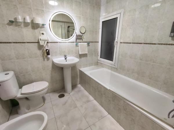 Hostal Lucy : photo 5 de la chambre chambre quadruple