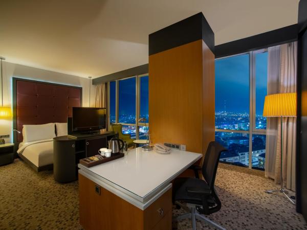 DoubleTree By Hilton Istanbul - Moda : photo 2 de la chambre chambre lit king-size - vue sur ville
