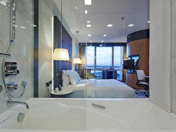 DoubleTree By Hilton Istanbul - Moda : photo 2 de la chambre chambre deluxe lit king-size premium - vue sur mer