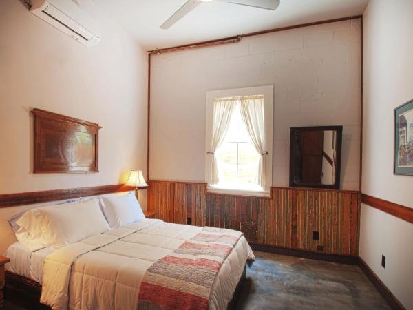 Inn at the Old Jail : photo 2 de la chambre chambre lit queen-size