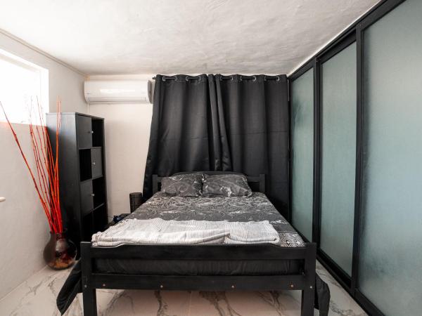 Studio B : photo 3 de la chambre chambre double avec salle de bains privative