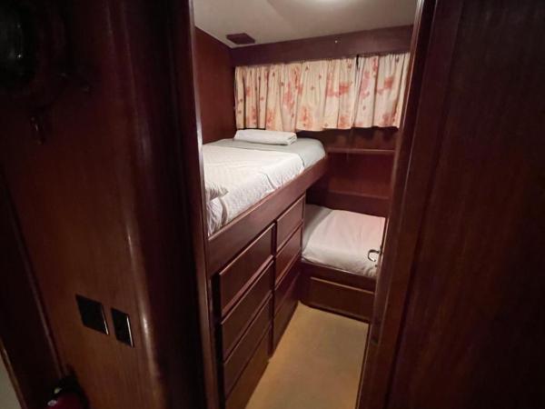 Hotel Yacht Our Alissa : photo 2 de la chambre chambre lits jumeaux avec salle de bains privative