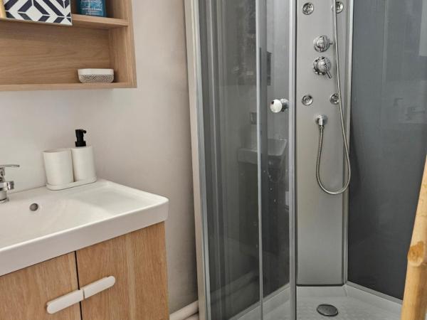 LE VAUBAN Palais des congrés , Centre ville & Gare BÉZIERS : photo 2 de la chambre chambre double