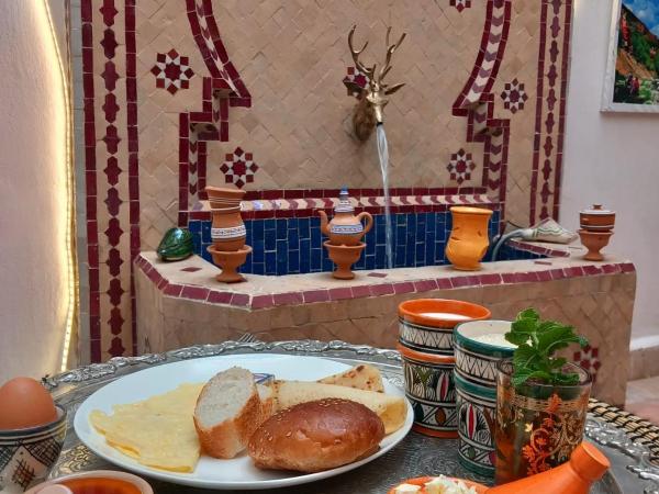 Riad Hostel JAD ZIAD : photo 10 de la chambre chambre double ou lits jumeaux avec salle de bains privative