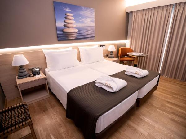 Coral Hotel Athens : photo 3 de la chambre chambre familiale avec chambres communicantes - vue latérale