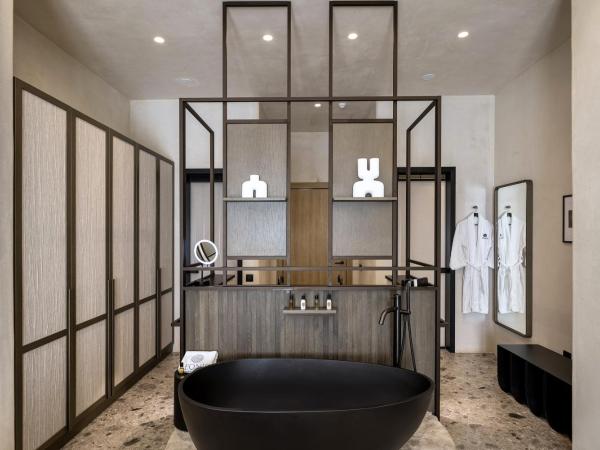 Aeonic Suites and Spa : photo 8 de la chambre suite junior epic avec jacuzzi