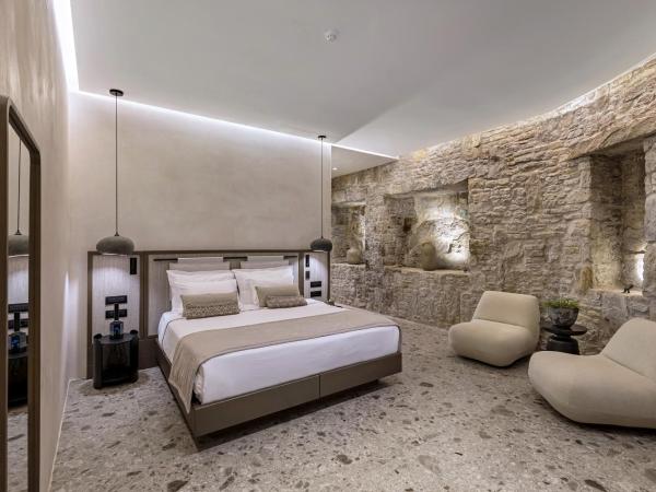 Aeonic Suites and Spa : photo 1 de la chambre suite stone avec piscine privée - vue sur jardin