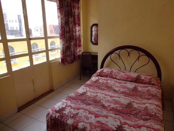 Hotel Del Centro : photo 9 de la chambre chambre double standard avec 2 lits doubles