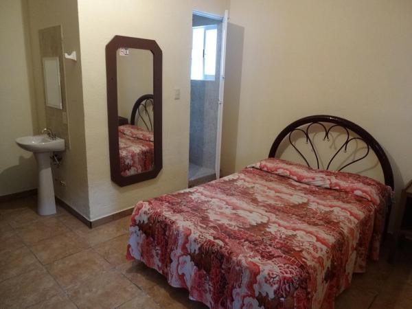 Hotel Del Centro : photo 10 de la chambre chambre double standard avec 2 lits doubles