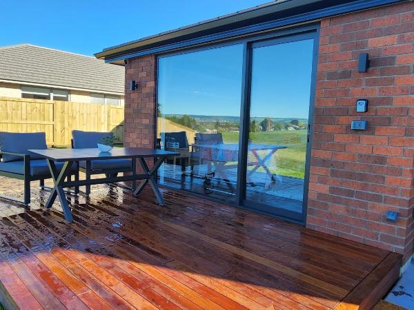 A stunning retreat in Rotorua! : photo 8 de la chambre chambre lit king-size - vue sur montagne