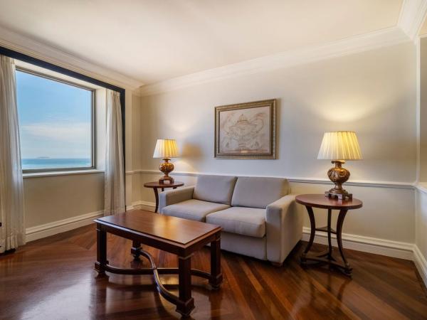 JW Marriott Rio de Janeiro : photo 4 de la chambre suite lit king-size avec canapé-lit et accès au salon exécutif - vue sur océan