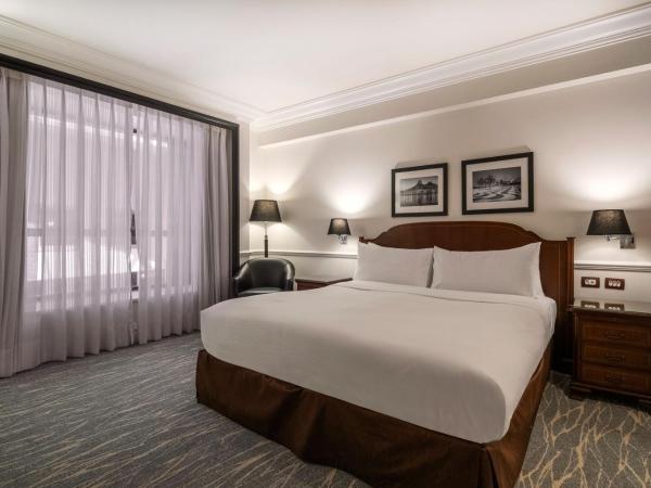 JW Marriott Rio de Janeiro : photo 3 de la chambre suite lit king-size avec canapé-lit et accès au salon exécutif