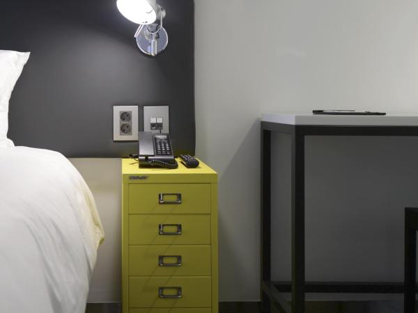 Creto Hotel Myeongdong : photo 4 de la chambre chambre lits jumeaux familiale avec grande fenêtre et netflix