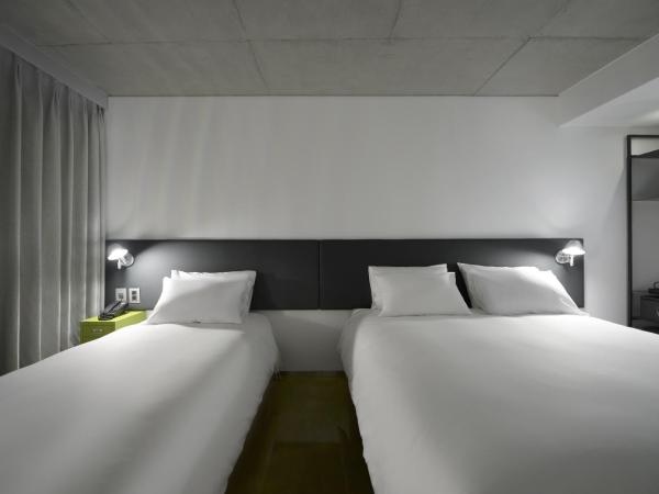 Creto Hotel Myeongdong : photo 2 de la chambre chambre lits jumeaux familiale avec grande fenêtre et netflix