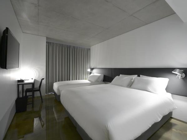 Creto Hotel Myeongdong : photo 1 de la chambre chambre lits jumeaux familiale avec grande fenêtre et netflix