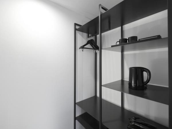 Creto Hotel Myeongdong : photo 7 de la chambre chambre lits jumeaux familiale avec grande fenêtre et netflix