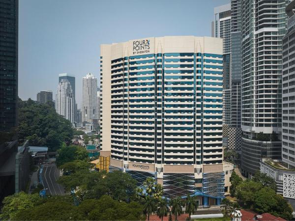 Four Points by Sheraton Kuala Lumpur, City Centre : photo 3 de la chambre cabana with two double beds and pool view
