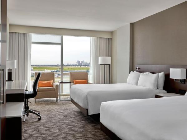 Calgary Airport Marriott In-Terminal Hotel : photo 1 de la chambre chambre 2 lits queen-size - vue sur aéroport