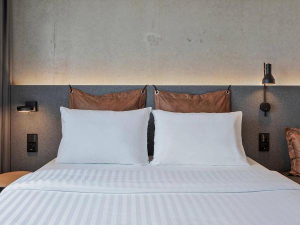 Moxy Hamburg Altona : photo 1 de la chambre chambre lit queen-size