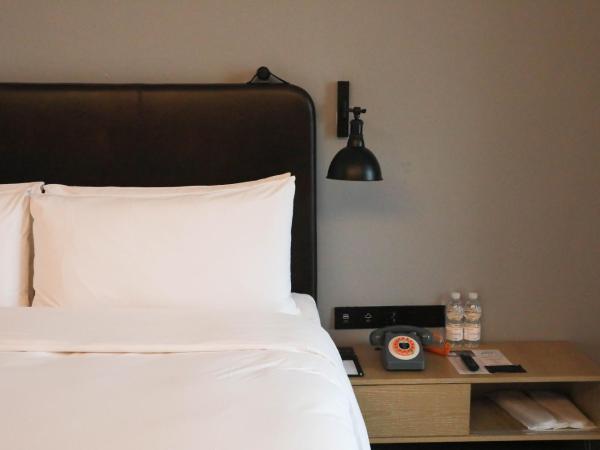 Moxy Shenzhen North Station : photo 5 de la chambre moxie, guest room, 1 king, city view