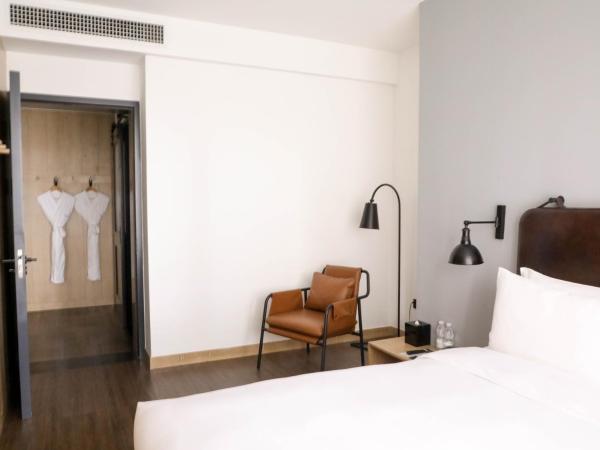 Moxy Shenzhen North Station : photo 1 de la chambre suite junior lit king-size - vue sur ville
