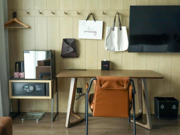 Moxy Shenzhen North Station : photo 8 de la chambre selected king room with city view