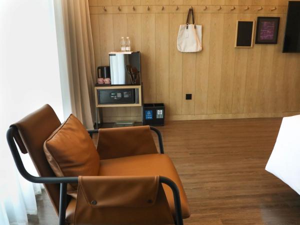 Moxy Shenzhen North Station : photo 5 de la chambre chambre lits jumeaux standard - vue sur ville