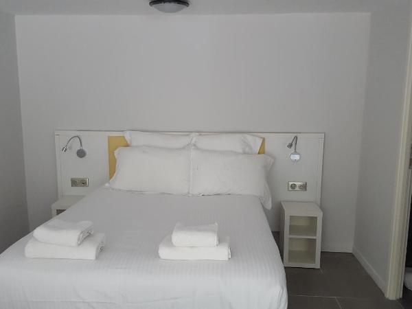 Hotel Flots d'Azur : photo 2 de la chambre chambre quadruple avec salle de bains privative - sous-sol partiel
