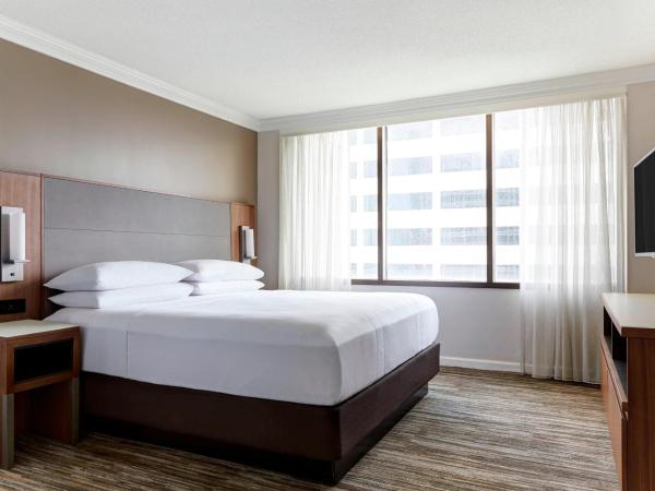 Houston Marriott Medical Center/Museum District : photo 5 de la chambre ambassador, 1 bedroom suite, 1 king, sofa bed