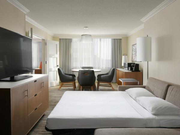 Houston Marriott Medical Center/Museum District : photo 7 de la chambre ambassador, 1 bedroom suite, 1 king, sofa bed