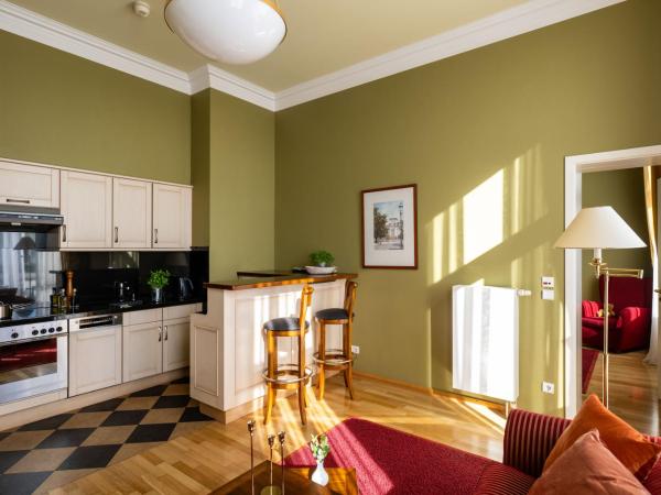 Louisa's Place : photo 2 de la chambre suite lit king-size avec balcon