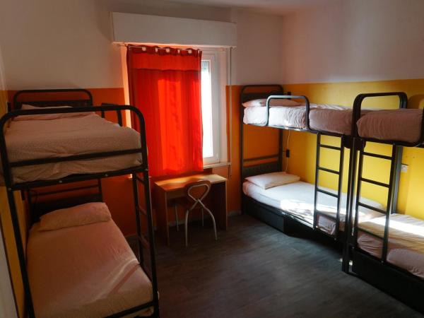 Sunflower City Student Hostel & Bar : photo 1 de la chambre lit dans dortoir mixte de 6 lits avec salle de bains privative