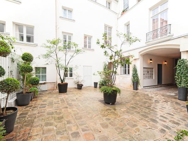 Pavillon Marais : photo 5 de la chambre chambre double avec salle de bains privative