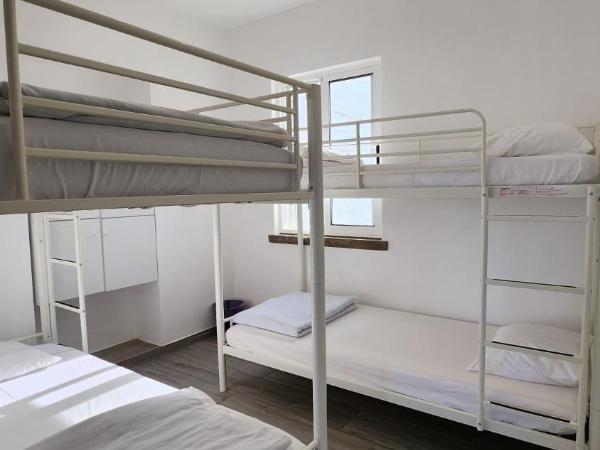 BLife Faro Beach Hostel : photo 7 de la chambre lit dans dortoir de 8 lits