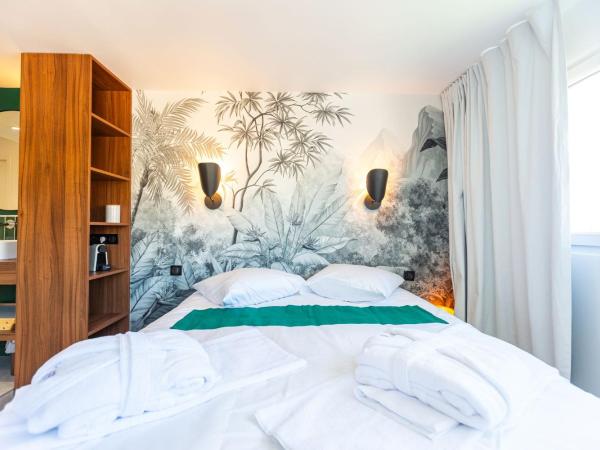 Love Room du Mont d'Or : photo 3 de la chambre chambre lit king-size avec baignoire spa