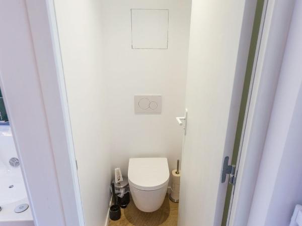 Love Room du Mont d'Or : photo 8 de la chambre chambre lit king-size avec baignoire spa