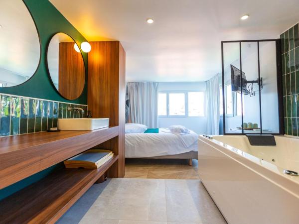 Love Room du Mont d'Or : photo 9 de la chambre chambre lit king-size avec baignoire spa