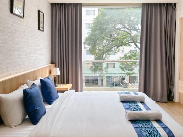 B Stay Hotel - SHA Plus Certified : photo 1 de la chambre chambre lit queen-size avec balcon