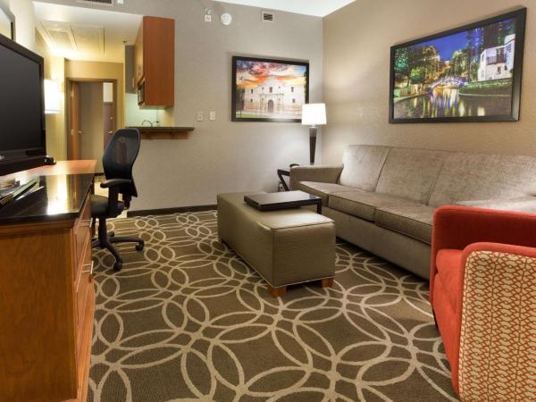 Drury Inn & Suites San Antonio Riverwalk : photo 2 de la chambre suite lit king-size avec canapé-lit