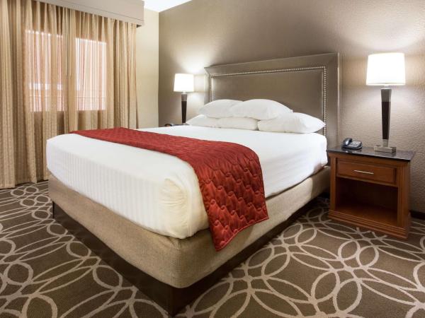 Drury Inn & Suites San Antonio Riverwalk : photo 3 de la chambre suite lit king-size avec canapé-lit