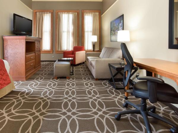 Drury Inn & Suites San Antonio Riverwalk : photo 3 de la chambre chambre lit king-size deluxe avec canapé-lit