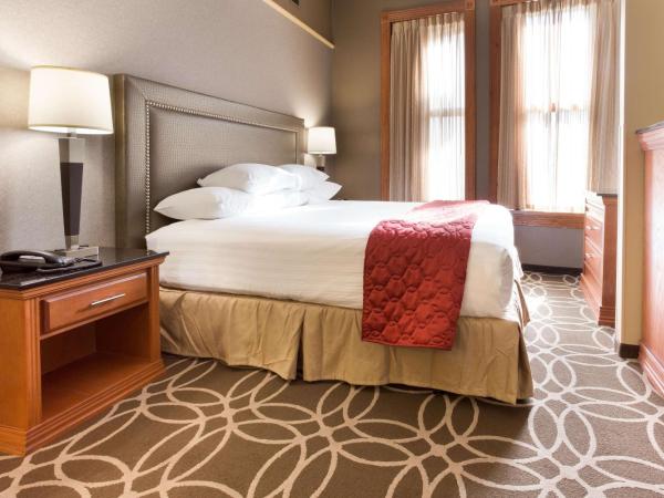 Drury Inn & Suites San Antonio Riverwalk : photo 2 de la chambre chambre lit king-size deluxe avec canapé-lit