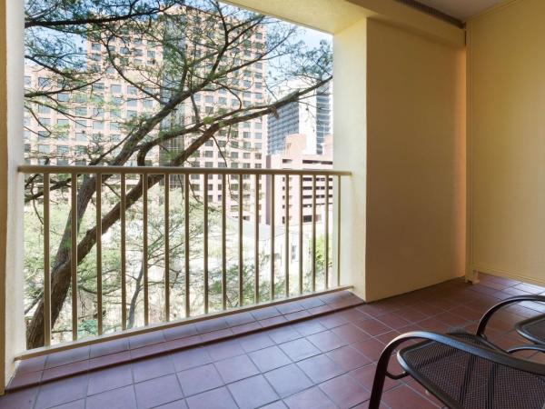 Drury Inn & Suites San Antonio Riverwalk : photo 2 de la chambre suite lit king-size avec terrasse