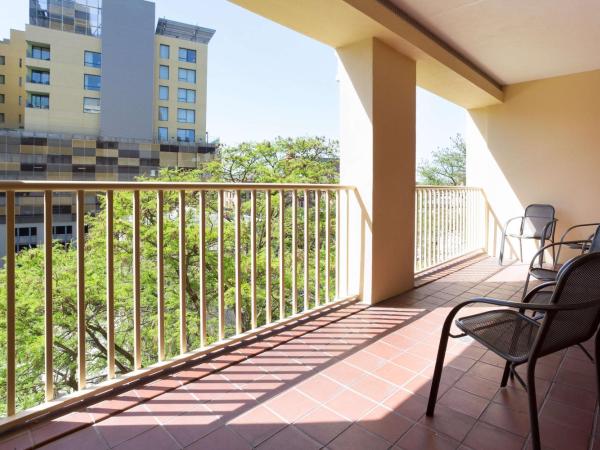 Drury Inn & Suites San Antonio Riverwalk : photo 3 de la chambre suite lit king-size avec terrasse